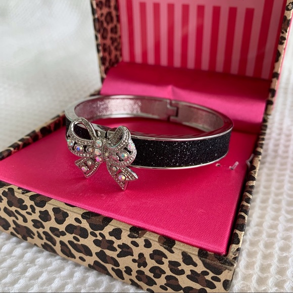 Betsy Johnson Rhinestone Bow Glitter Bangle Bracelet Black/silver - Picture 3 of 12